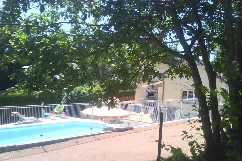 Maison/Gîte familial dans le Jura à 200m du lac avec piscine privée Marigny  Extérieur photo