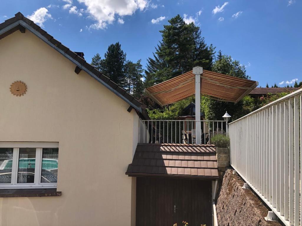 Maison/Gîte familial dans le Jura à 200m du lac avec piscine privée Marigny  Extérieur photo