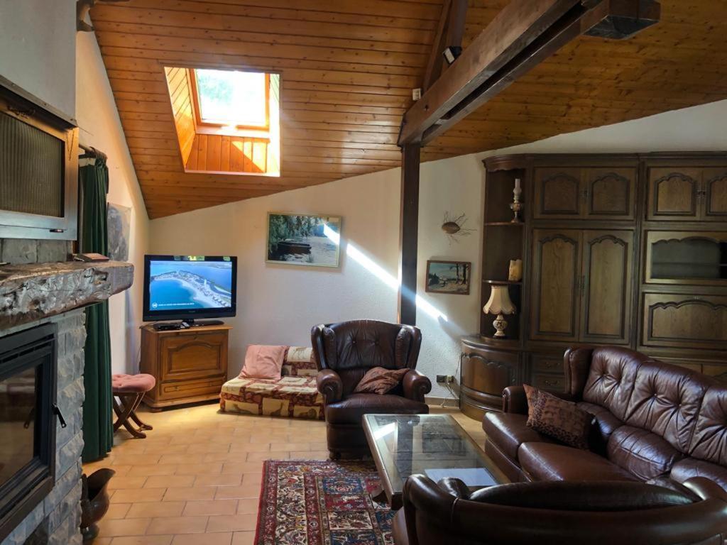Maison/Gîte familial dans le Jura à 200m du lac avec piscine privée Marigny  Extérieur photo